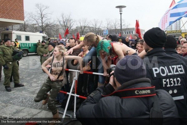 FEMEN влаштували антифашистський мітинг у Берліні. ФОТО