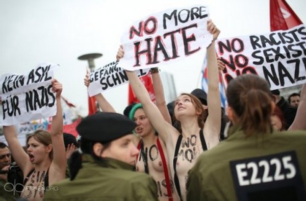 FEMEN влаштували антифашистський мітинг у Берліні. ФОТО