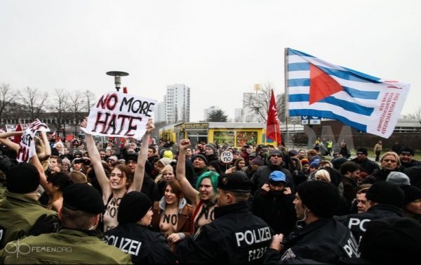 FEMEN влаштували антифашистський мітинг у Берліні. ФОТО