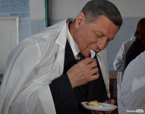 Мер дегустує торти. Каже, що смачно