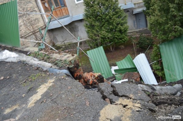У центрі Луцька обвалилася стіна. ФОТО