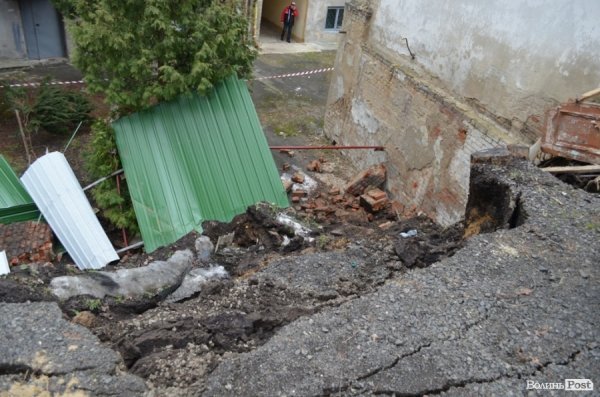 У центрі Луцька обвалилася стіна. ФОТО
