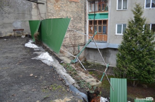 У центрі Луцька обвалилася стіна. ФОТО