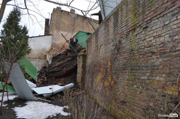 У центрі Луцька обвалилася стіна. ФОТО