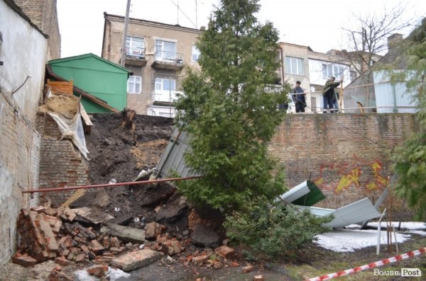 У центрі Луцька обвалилася стіна. ФОТО