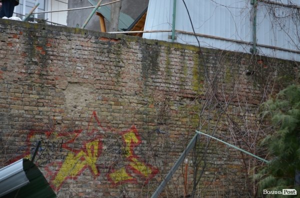 У центрі Луцька обвалилася стіна. ФОТО