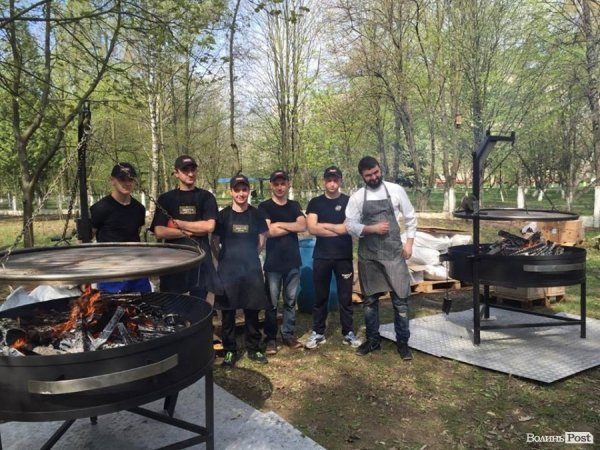 Близько тисячі людей вийшло прибирати парк 900-річчя Луцька. ФОТО. ВІДЕО