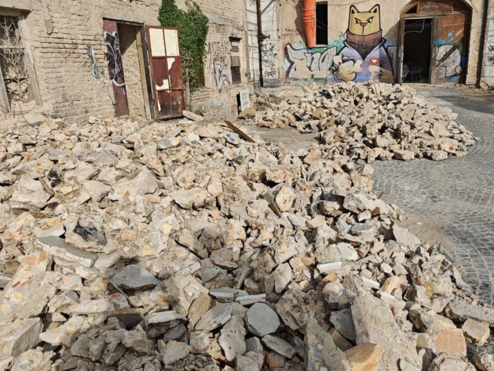 У Луцьку біля Будинку офіцерів демонтували сторічну плитку: «гору» уламків виявили на задньому дворі