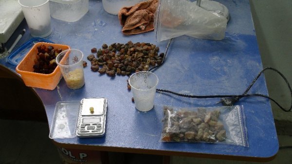 На Волині викрили цех з підпільної обробки бурштину. ФОТО