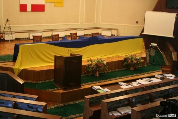 Опозиціонери з криками «ганьба» увірвалася до сесійної зали облради. ФОТО