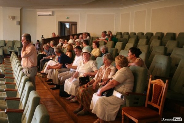 Опозиціонери з криками «ганьба» увірвалася до сесійної зали облради. ФОТО