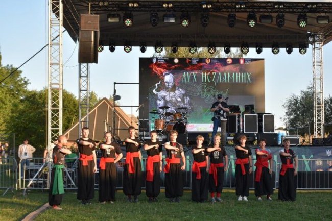 Біля Луцька - фестиваль «Дух незламних»: змагання з різних видів спорту, виступи гуртів та козацьке бойове мистецтво