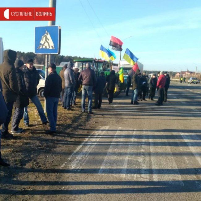 Волинські фермери перекрили трасу до «Ягодина». ФОТО