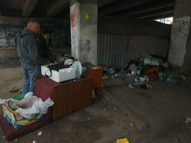П'ють, шумлять і копаються в смітті: у Луцьку скаржаться на безхатьків під мостом