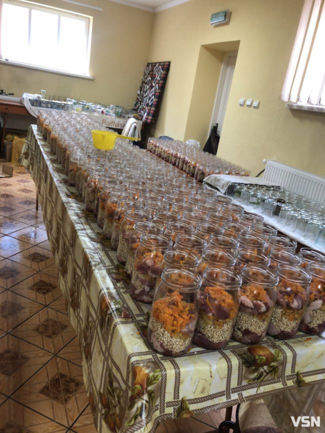 Релігійна громада з Волині виготовила понад 150 тисяч літрів тушкованок для фронту