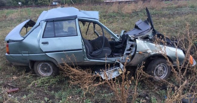 Смертельна аварія: потяг перетворив авто на брухт. ФОТО