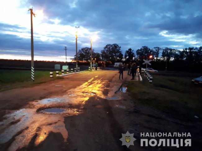 Смертельна аварія: потяг перетворив авто на брухт. ФОТО