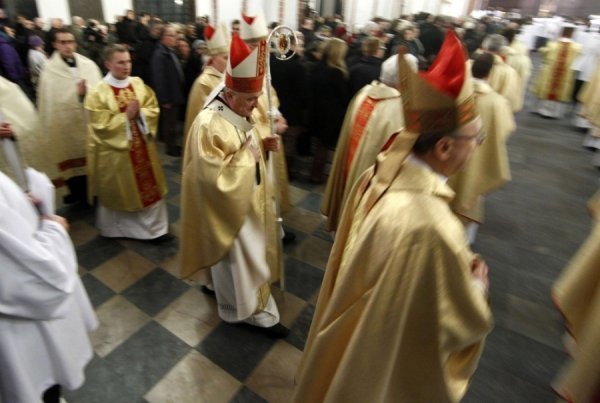 Папа Франциск мив та цілував ноги неповнолітнім вʼязням. ФОТО. ВІДЕО