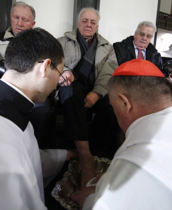 Папа Франциск мив та цілував ноги неповнолітнім вʼязням. ФОТО. ВІДЕО