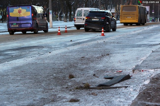 У місті на Волині зіткнулися бус і позашляховик, троє людей – у лікарні. ФОТО