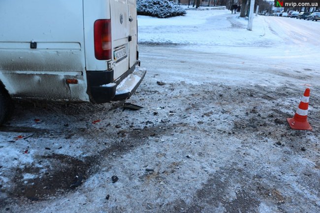 У місті на Волині зіткнулися бус і позашляховик, троє людей – у лікарні. ФОТО