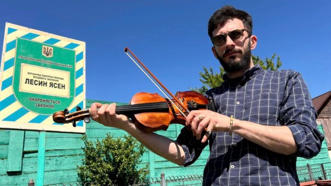 Лучанин виготовив із Лесиного ясена скрипку-довбанку. ФОТО