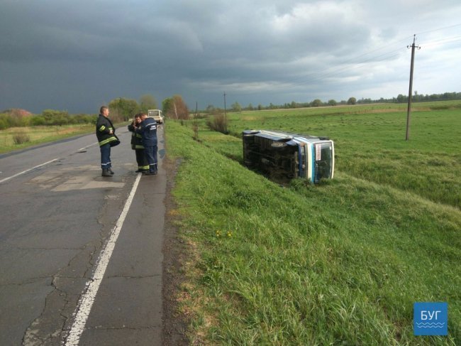 Аварія на Волині: перекинувся автобус з пасажирами