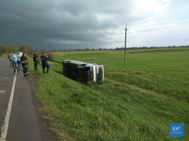 Аварія на Волині: перекинувся автобус з пасажирами