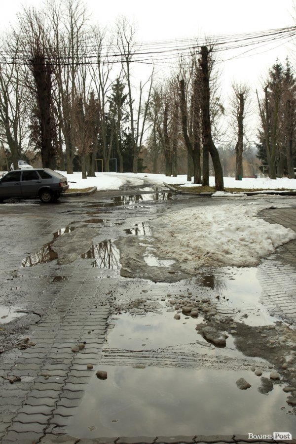 У дворі будинку на проспекті Волі