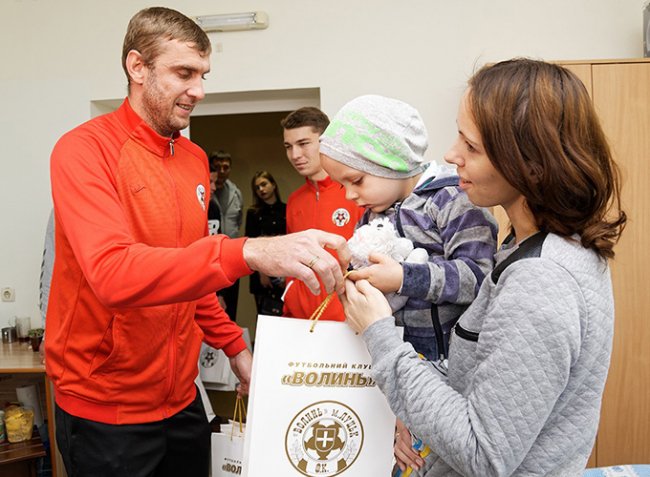 Футболісти «Волині» здали кров для недоношених діток. ФОТО