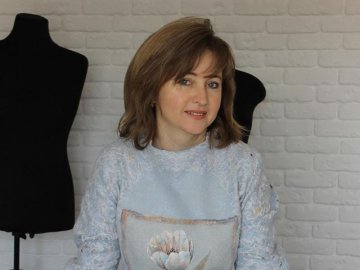 Чиновниця з Волині стала рукодільницею і створює унікальний одяг із вовни з волокнами кропиви та банана 