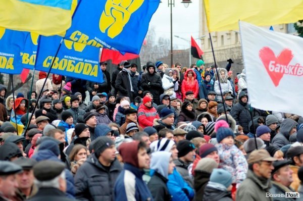 Віче на луцькому Майдані. ФОТО