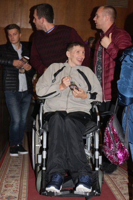 Без сторонньої допомоги ніяк: луцький  драмтеатр виявився непристосованим для людей на візках