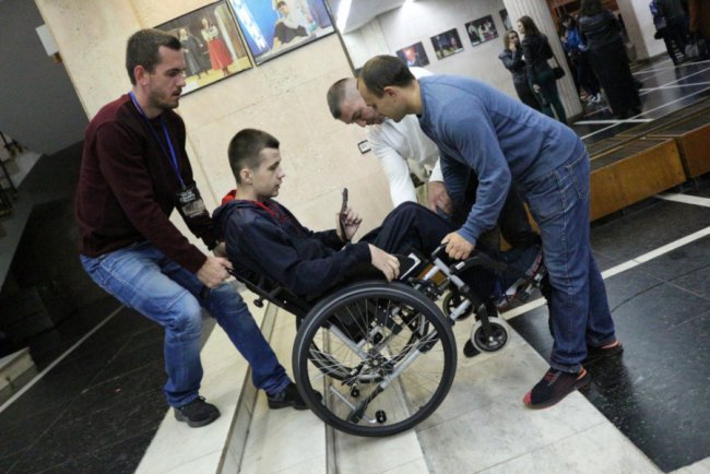 Без сторонньої допомоги ніяк: луцький  драмтеатр виявився непристосованим для людей на візках