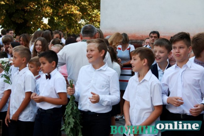 У луцькій школі №5 пролунав перший дзвоник. ФОТО