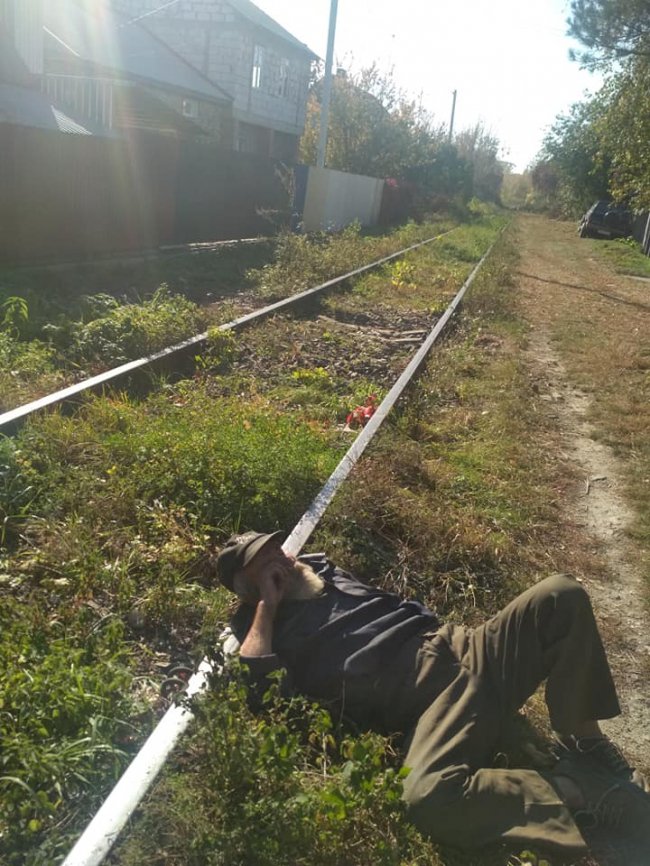 У Луцьку дідусь приліг відпочити на залізничну колію. ФОТО