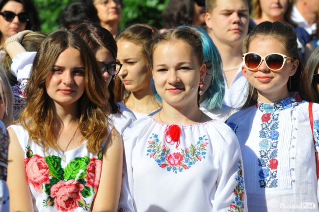 Емоції, квіти, вишиване вбрання: останній дзвоник у луцькій гімназії. ФОТО