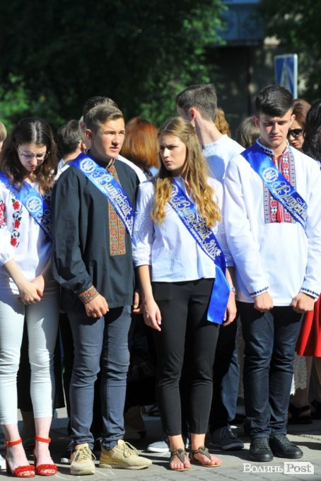 Емоції, квіти, вишиване вбрання: останній дзвоник у луцькій гімназії. ФОТО