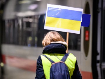 Скільки мільйонів українців виїхали за кордон через війну