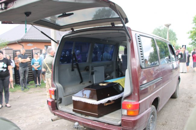 На Волині попрощалися із загиблим на війні  Героєм Леонідом Романцем. ФОТО