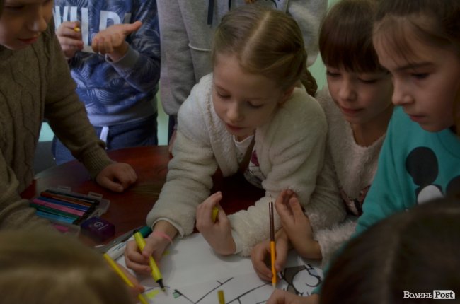 Англійська з лабрадором, пензликом чи фільмом: у луцькій школі іноземних мов «Джерело» влаштовують особливі уроки. ФОТО*