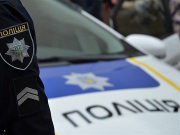 На Волині водій зніс 5 метрів паркану і втік