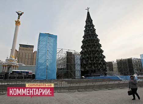 На Майдані Незалежності у Києві закінчують ставити ялинку. ФОТО