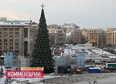 На Майдані Незалежності у Києві закінчують ставити ялинку. ФОТО