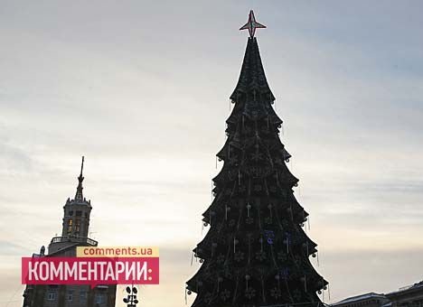 На Майдані Незалежності у Києві закінчують ставити ялинку. ФОТО