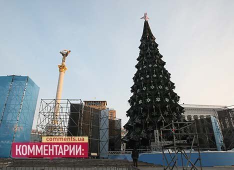 На Майдані Незалежності у Києві закінчують ставити ялинку. ФОТО