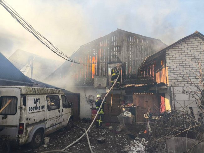 У містечку на Волині виникла пожежа на приватному обійсті