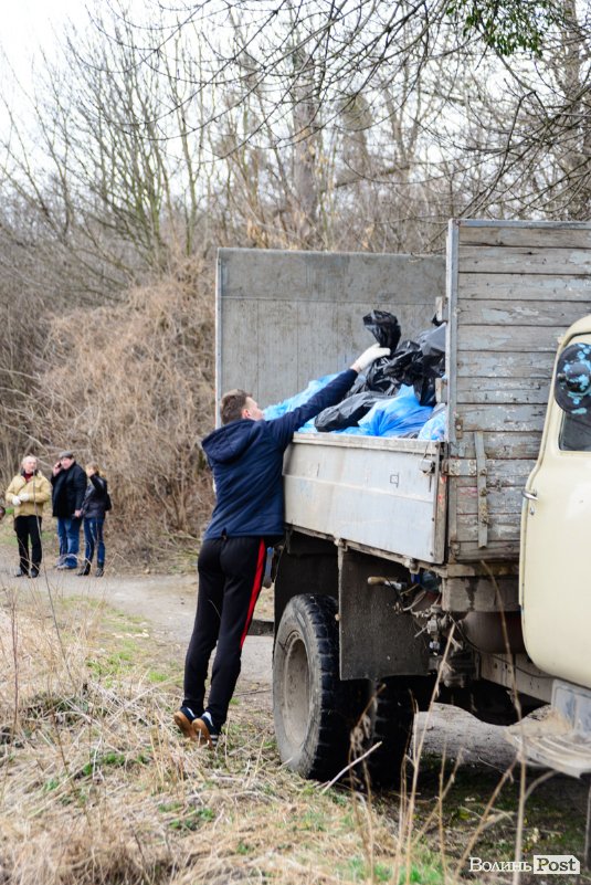 У джинсах та рукавичках: як Савченко зі студентами збирав сміття. ФОТО