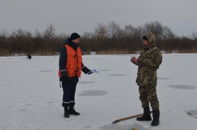 Зимова рибалка на Стиру: рятувальники вчили лучан вилазити з-під криги. ФОТО