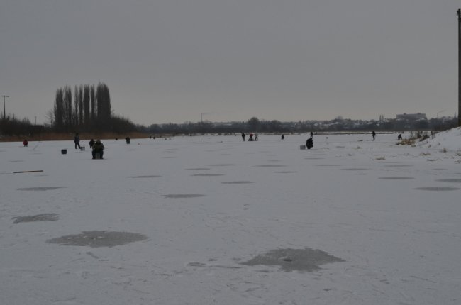 Зимова рибалка на Стиру: рятувальники вчили лучан вилазити з-під криги. ФОТО